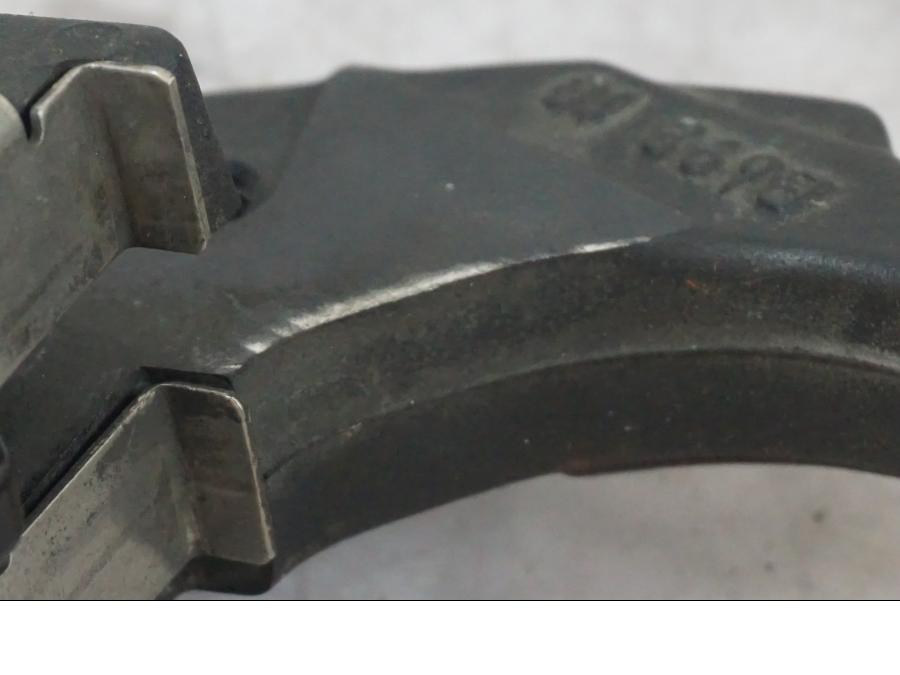 Snett nerifrån på Bromsoksfäste från en BMW R 1200 GSA -2018 motorcykel.