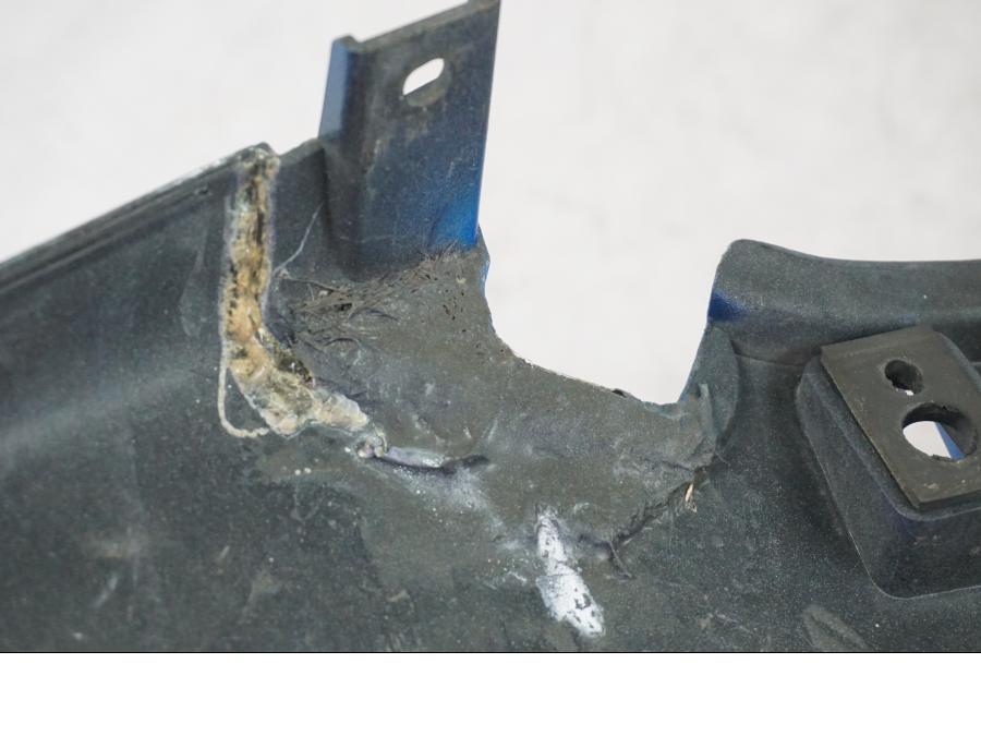 Extrabild5 på <p>Bakvinge vänster från Kawasaki ZZR 1100 1991.</p>

<p>Omlackad i original kulör.</p>

<p>Lagning, sprickor, ytliga repor och märken finns se bilder.</p> motorcykel.