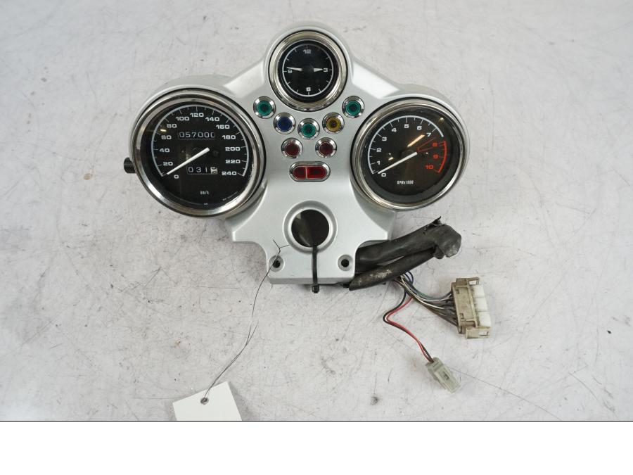 Framsidan på Instrumentpanel från en BMW R 850 R -2004 motorcykel.