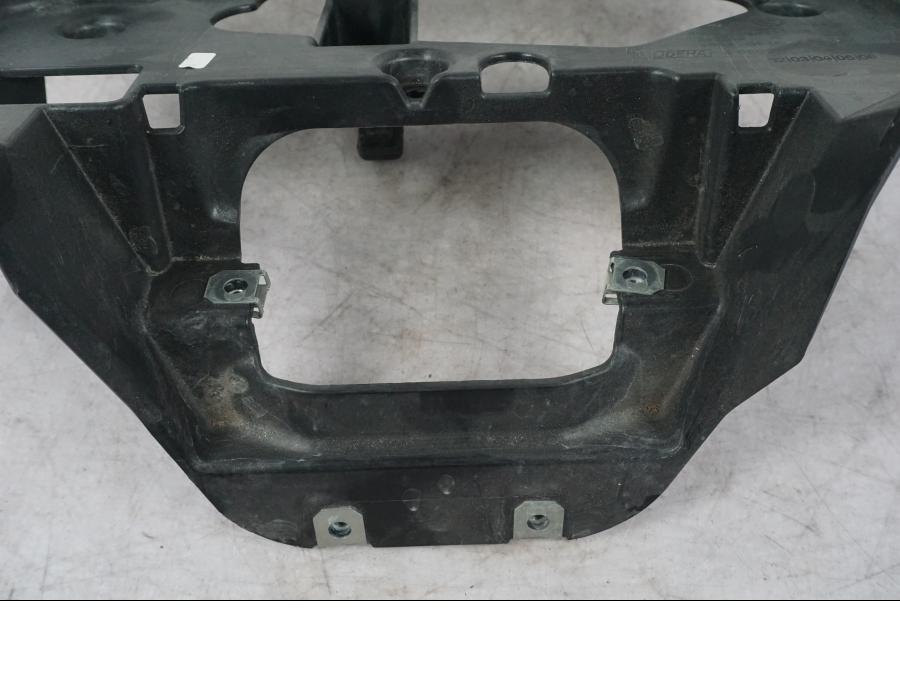 Snett nerifrån på Instrumentpanelsfäste från en BMW K 1600 GTL -2015 motorcykel.