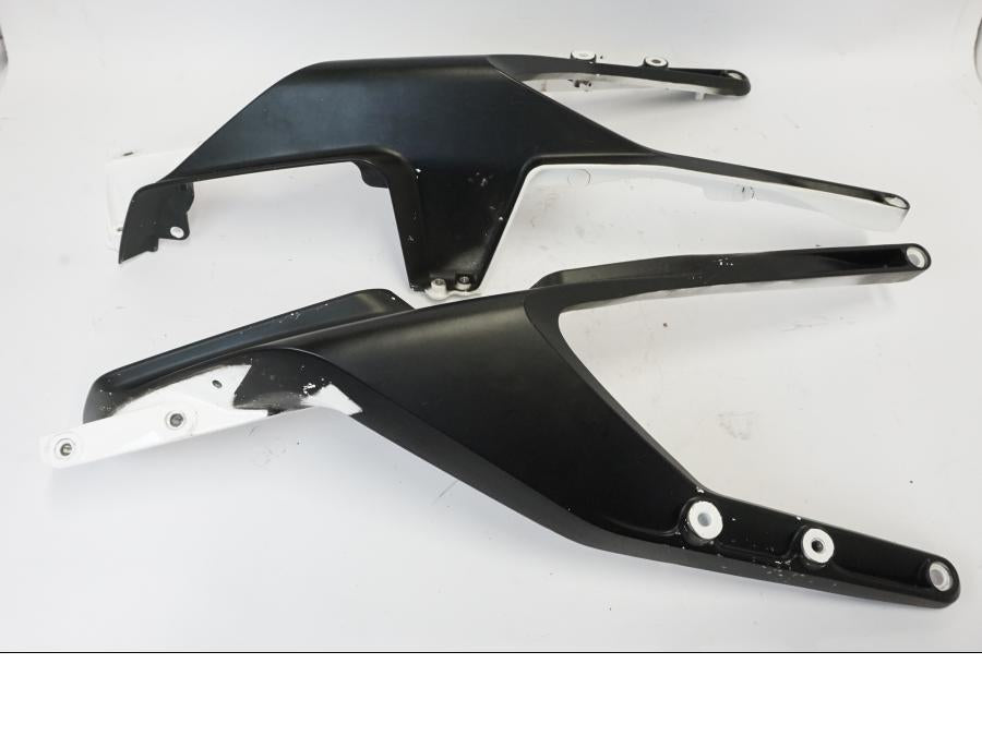 Vänster sida på Kåpset från en KTM 690 Duke -2016 motorcykel.