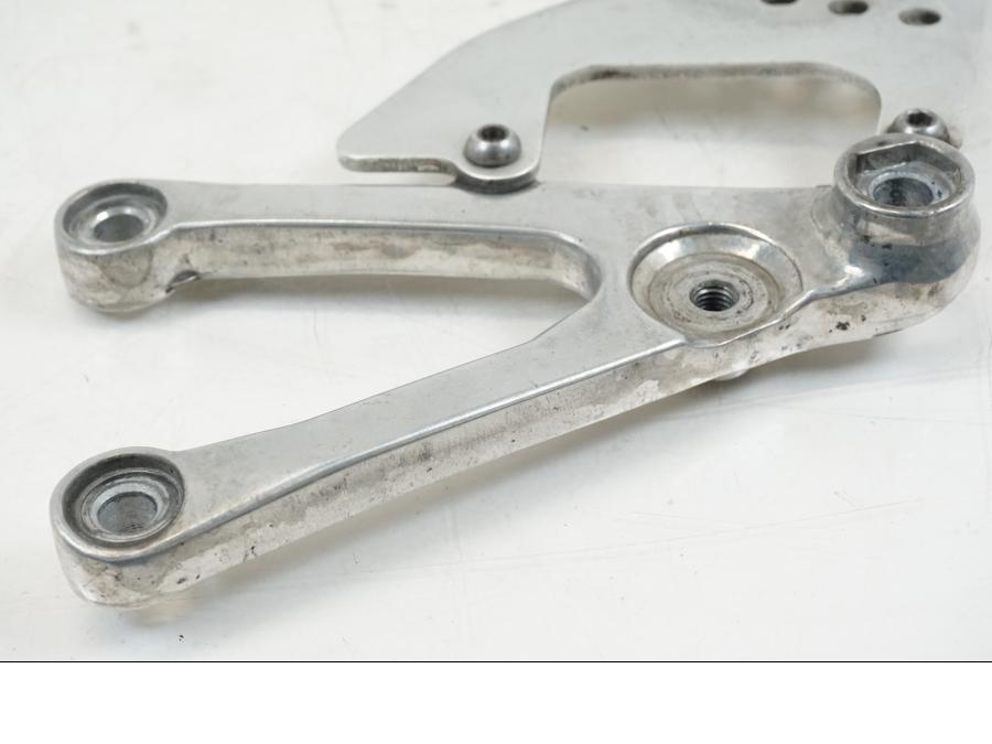 Vänster sida på Fotpinnefäste från en Yamaha YZF R6 -1999 motorcykel.