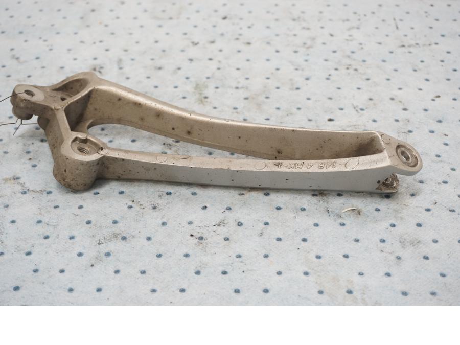 Baksidan på Fotpinnefäste från en Yamaha YZF 1000 R1 -2010 motorcykel.