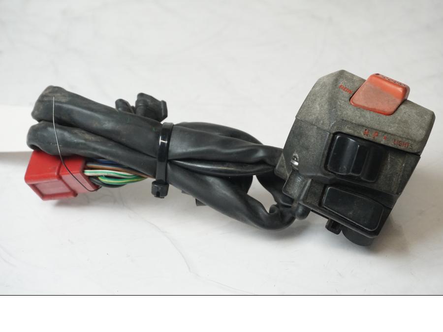 Framsidan på <p>Styrelreglage höger från Honda VFR 750 F 1988.</p>

<p>Solblekt i plasten se bild.</p> motorcykel.