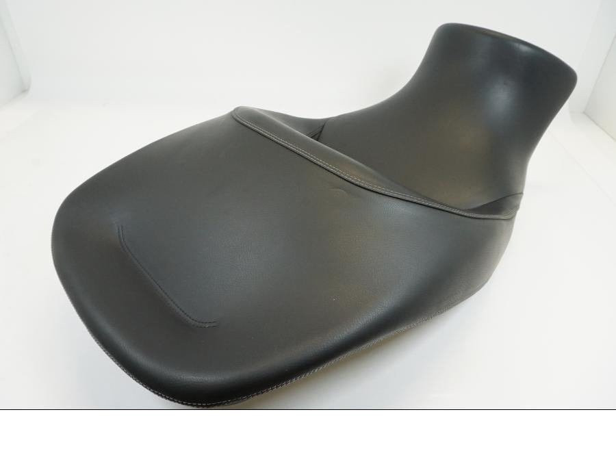 Vänster sida på Sadel från en BMW K 1600 -2013 motorcykel.