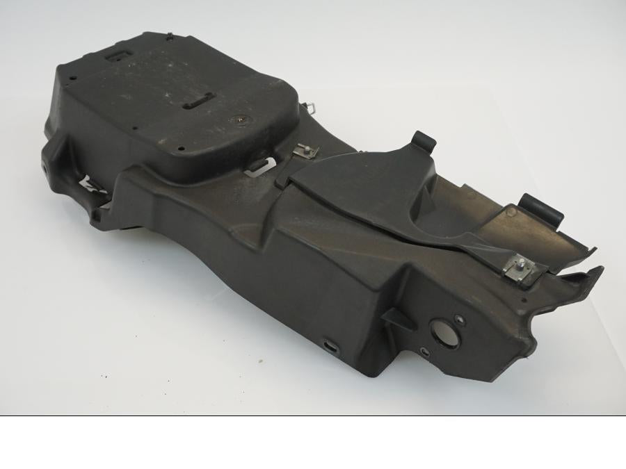 Snett nerifrån på Innerskärm från en Triumph Street Triple R -2011 motorcykel.