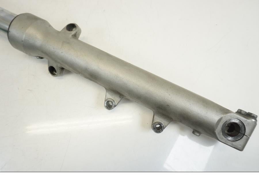 Baksidan på Gaffelben från en Honda CB 750 -2002 motorcykel.