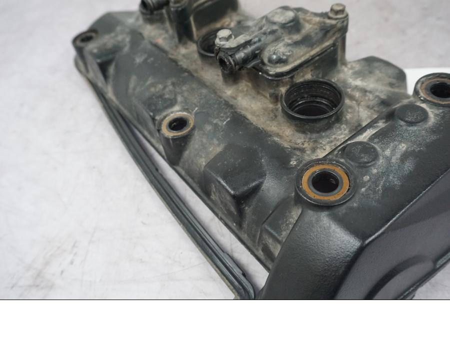 Snett uppifrån på Ventilkåpa från en Triumph Tiger Explorer -2016 motorcykel.