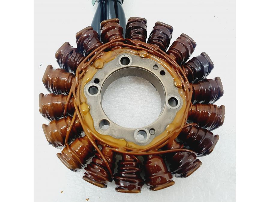 Baksidan på Generator från en Honda CBR 900 RR -2003 motorcykel.