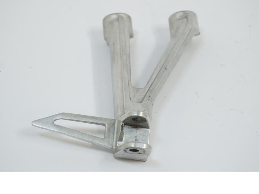 Framsidan på Fotpinnefäste från en Honda CB 650 R -2019 motorcykel.