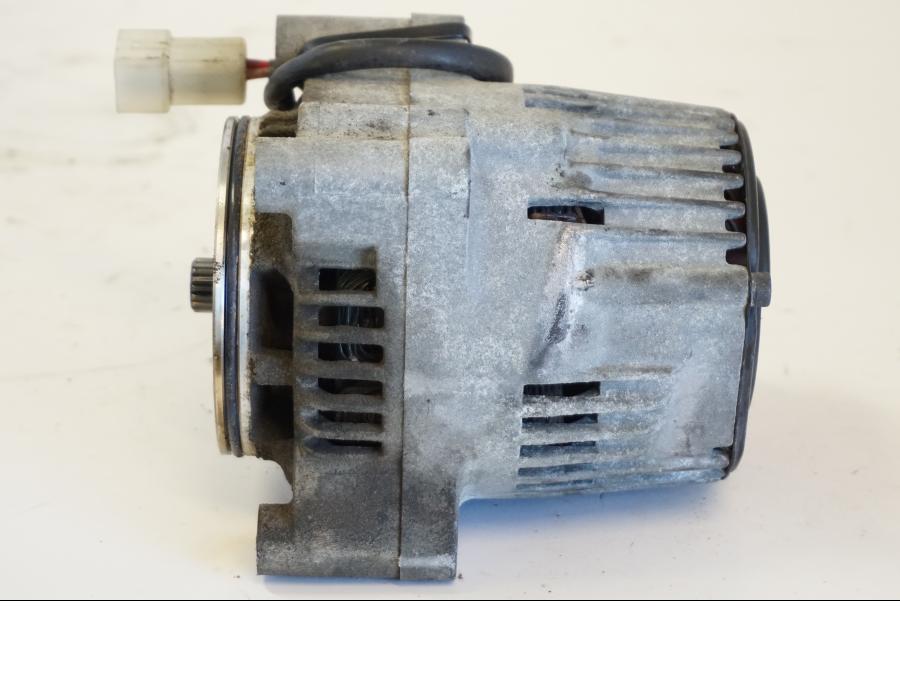 Snett uppifrån på Generator från en Yamaha YZF 1000 R -1997 motorcykel.