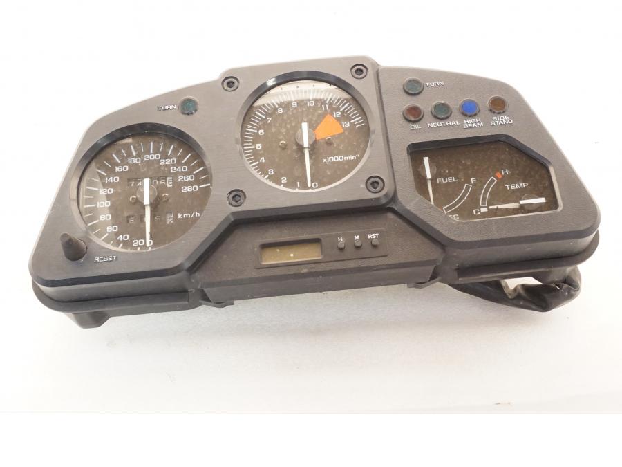 Framsidan på Instrumentpanel från en Honda VFR 750 -1990 motorcykel.