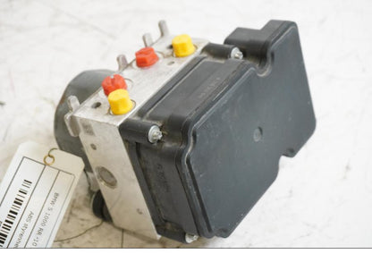 Baksidan på ABS Modulator från en BMW S 1000 RR -2010 motorcykel.