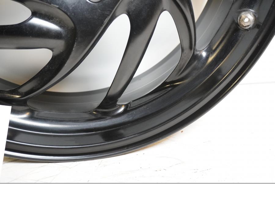 Höger sida på Fälg från en BMW F 800 S -2009 motorcykel.