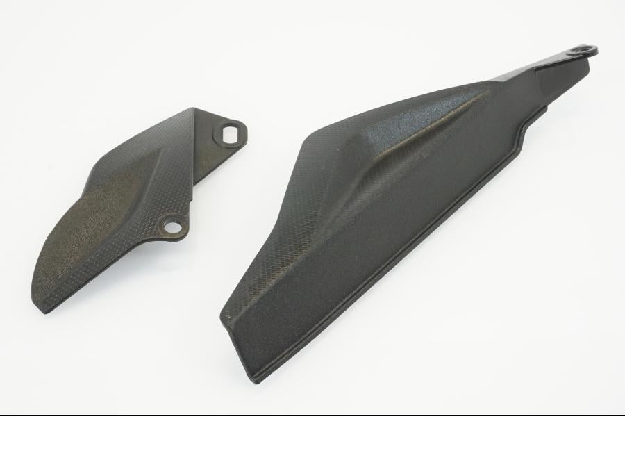 Baksidan på Kedjeskydd från en Aprilia RSV 1000 -2004 motorcykel.