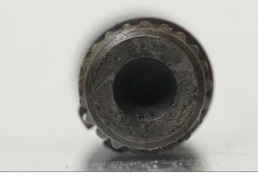 Snett nerifrån på <p>Kardanaxel från Yamaha BT 1100 2002.</p>

<p>Med fjäder.</p> motorcykel.