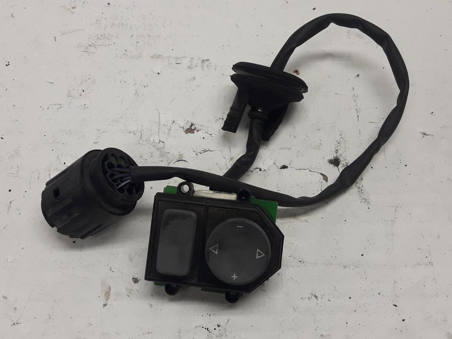 Framsidan på Musikkontrollpanel från en BMW K 1200 LT -2006 motorcykel.