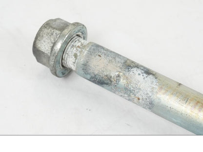 Vänster sida på Axel från en Suzuki SV 650 S -2005 motorcykel.