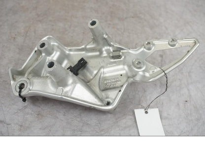 Höger sida på Fotpinnefäste från en BMW F 800 R -2018 motorcykel.