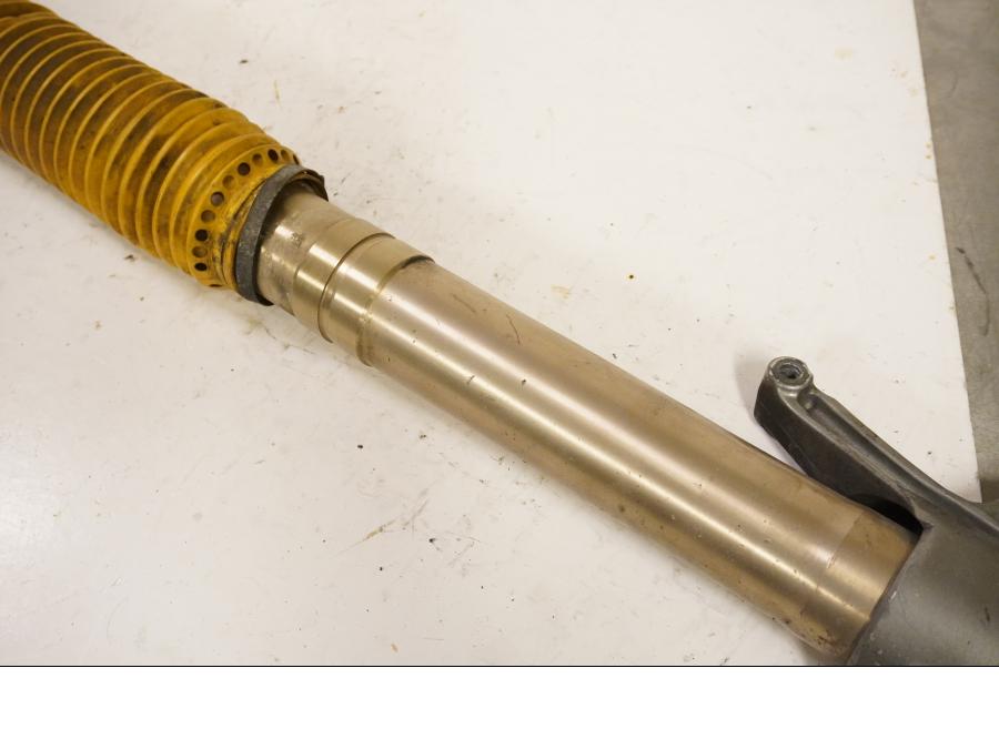 Höger sida på Gaffelben från en Suzuki DR 650 -1998 motorcykel.