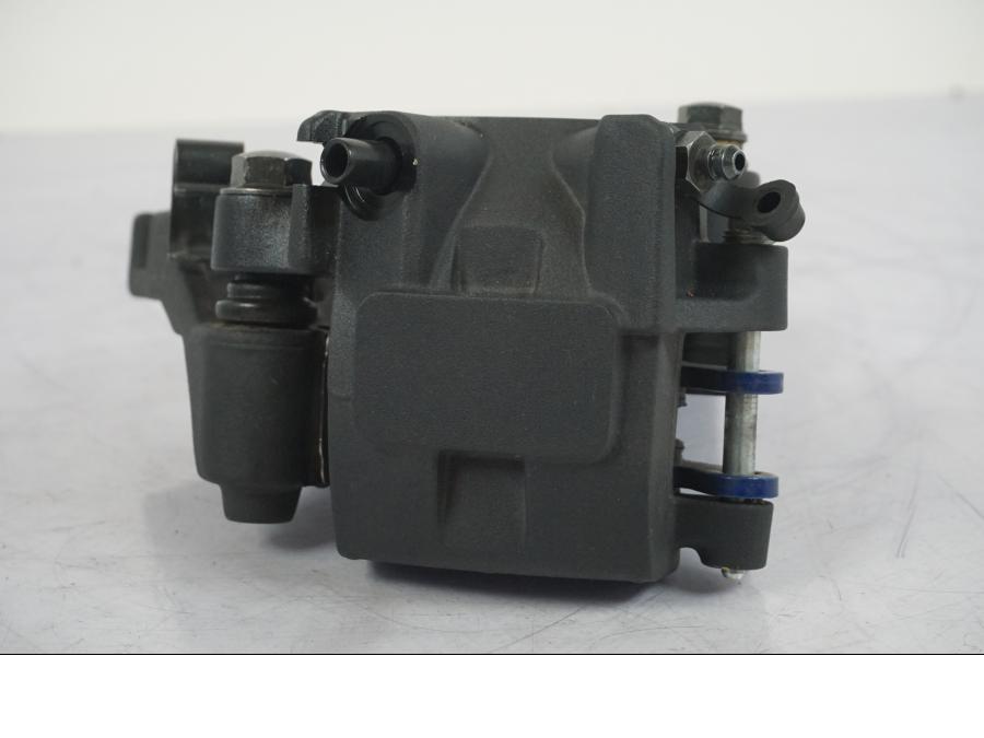 Vänster sida på Bromsok från en Kawasaki Z 900 -2021 motorcykel.