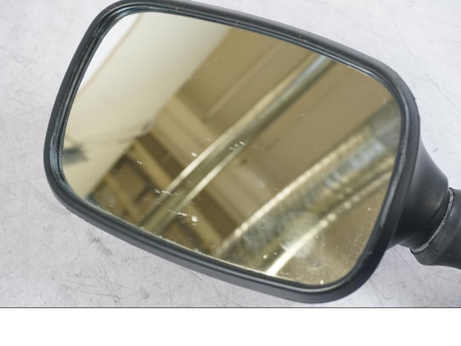 Snett nerifrån på Backspegel från en Suzuki GSX 1300 RX -1999 motorcykel.