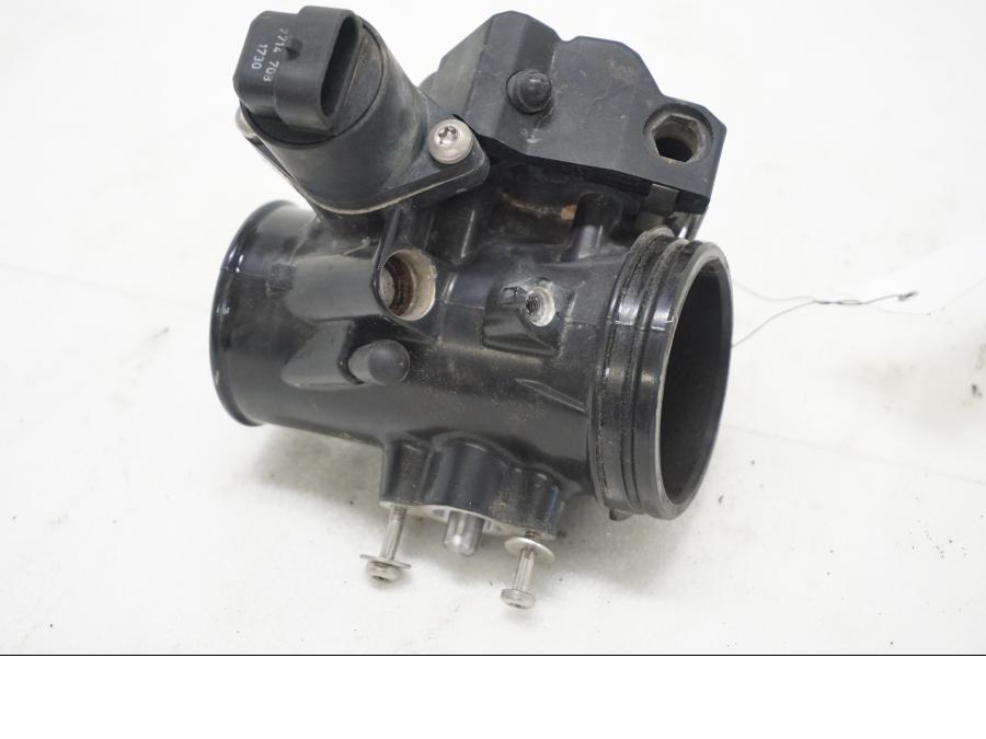 Baksidan på Spjällhus från en BMW R 1200 GSA -2011 motorcykel.