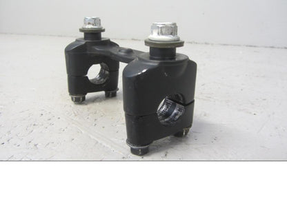 Höger sida på Styrfäste från en Suzuki LTA 750 XP E -2009 motorcykel.