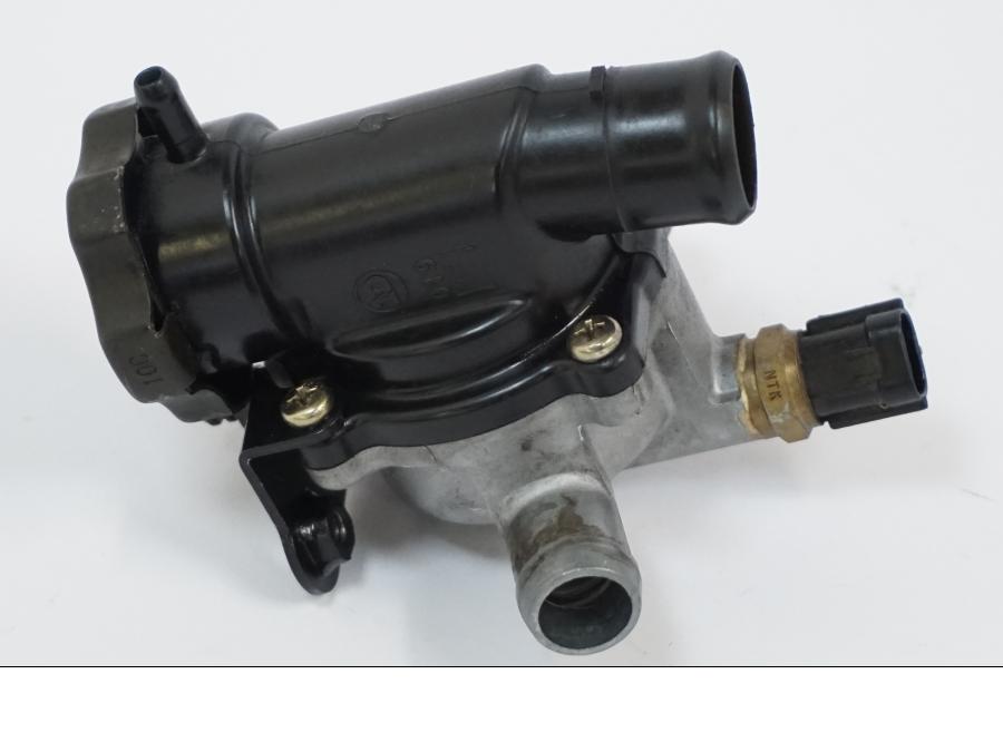 Höger sida på Vattentermostathus från en Kawasaki VN 1500 -2002 motorcykel.