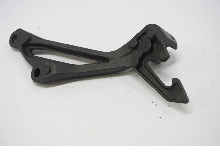 Baksidan på Fotpinnefäste från en Kawasaki Z 900 -2019 motorcykel.