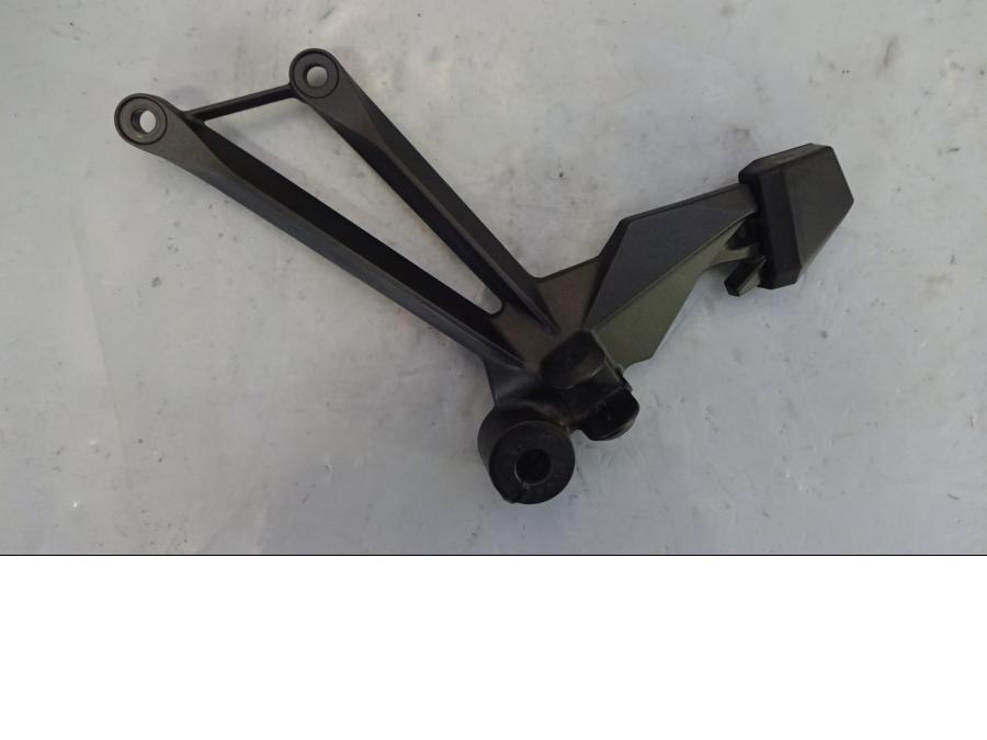 Framsidan på Fotpinnefäste från en Kawasaki Z 1000 -2018 motorcykel.