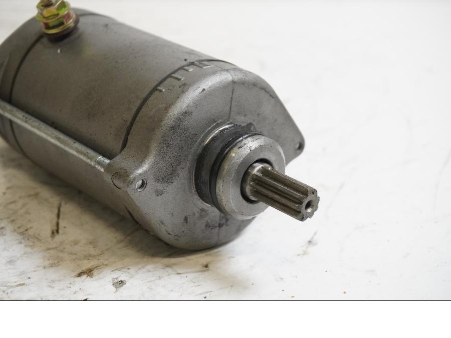 Baksidan på Startmotor från en Honda CB 1300 F -2003 motorcykel.