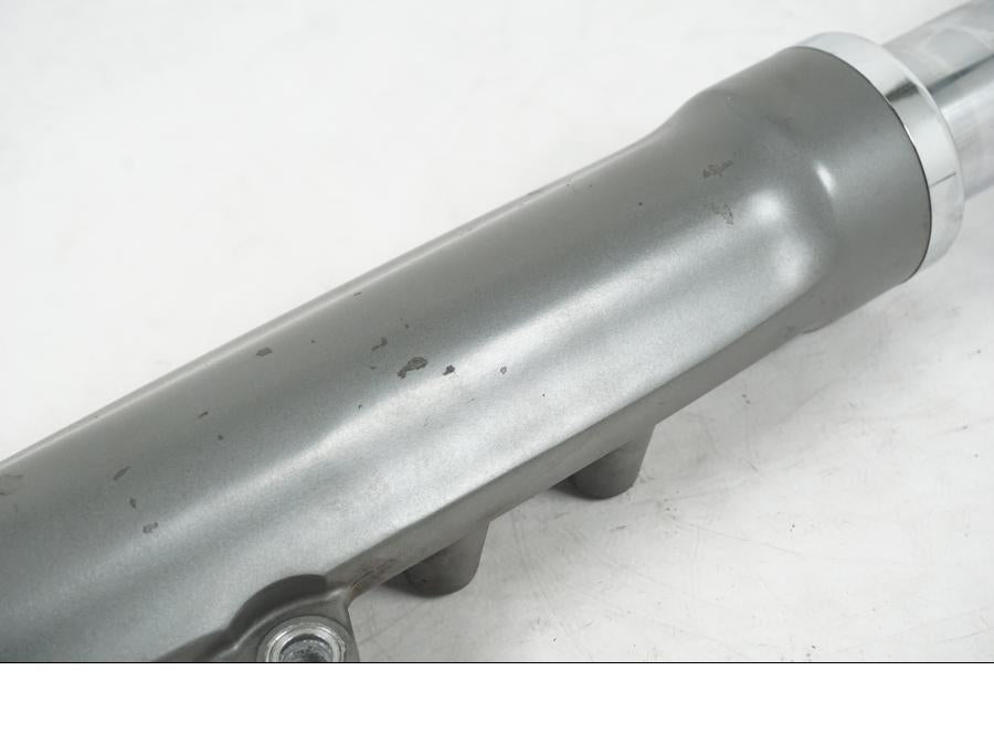 Höger sida på Gaffelben från en H-D Softail FXCW Rocker -2008 motorcykel.