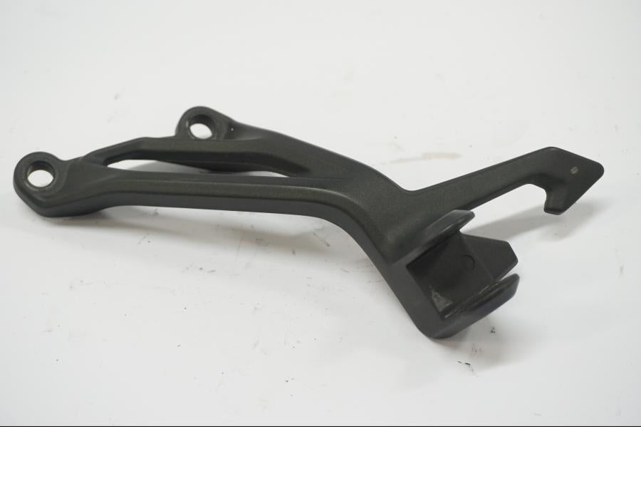 Framsidan på Fotpinnefäste från en Kawasaki Z 900 -2019 motorcykel.