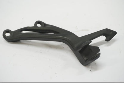 Framsidan på Fotpinnefäste från en Kawasaki Z 900 -2019 motorcykel.