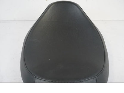 Vänster sida på Sadel från en Suzuki VZR 1800 -2009 motorcykel.