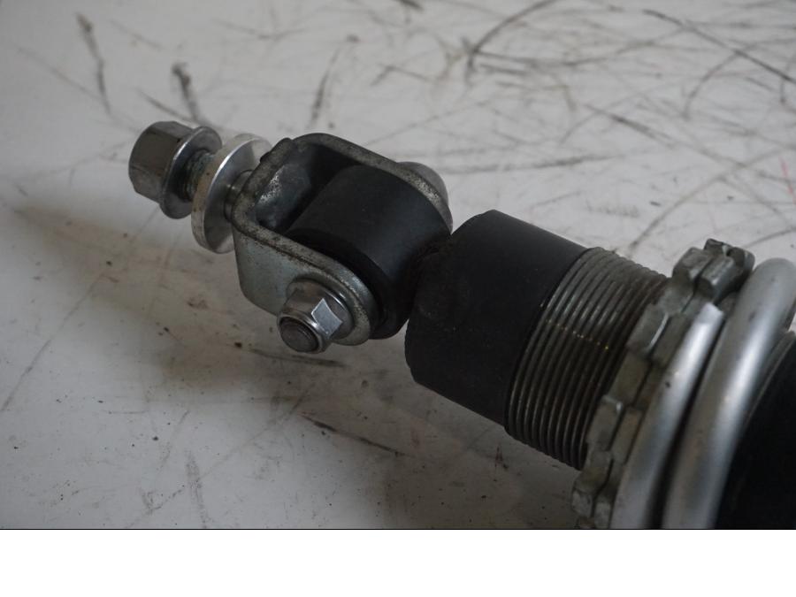 Vänster sida på Stötdämpare från en Triumph Street Triple -2009 motorcykel.