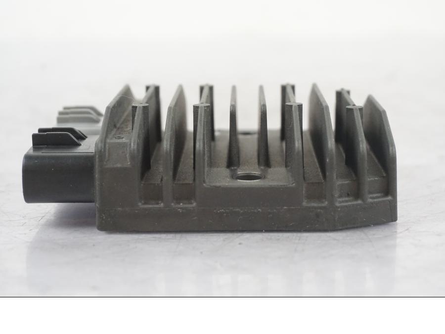 Höger sida på Likriktare från en Kawasaki ZZ-R 1400 -2009 motorcykel.