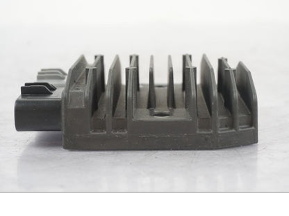 Höger sida på Likriktare från en Kawasaki ZZ-R 1400 -2009 motorcykel.