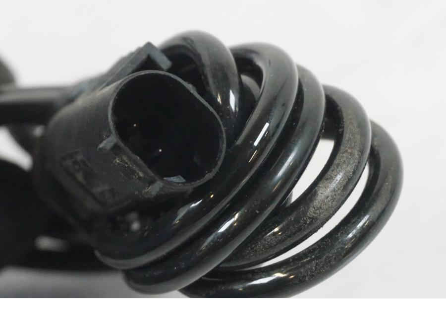 Snett nerifrån på ABS givare från en KTM 1290 Super Duke R -2022 motorcykel.