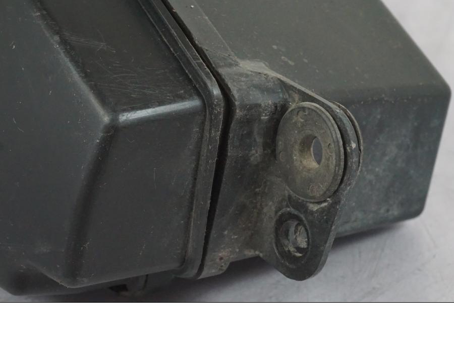 Baksidan på Verktygslåda från en Suzuki VL 800 -2002 motorcykel.