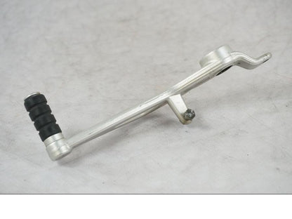 Snett uppifrån på Bromspedal från en BMW R 1200 R -2007 motorcykel.