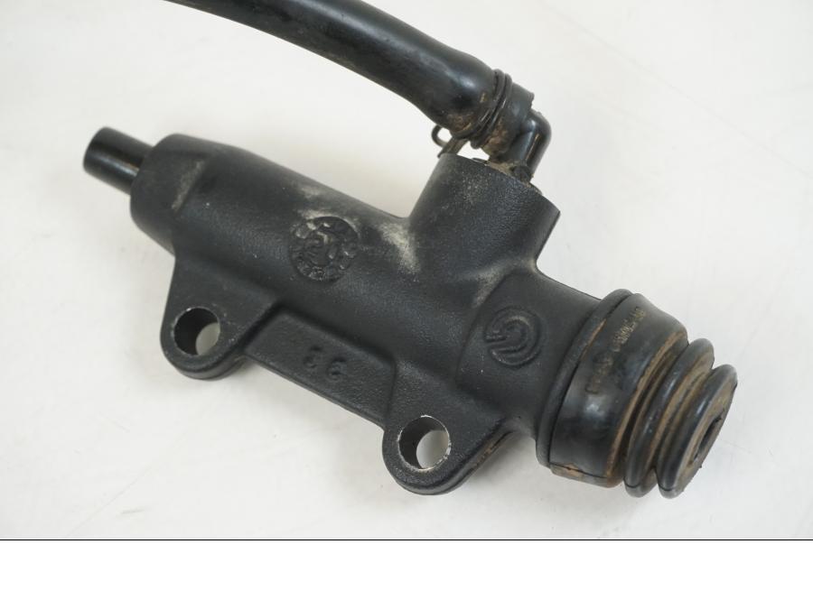 Snett nerifrån på Bromshuvudcylinder från en AJP PR7 -2021 motorcykel.