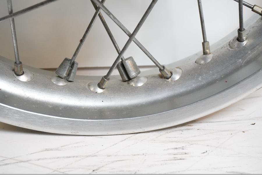 Höger sida på Fälg från en Honda NX 250 -1990 motorcykel.