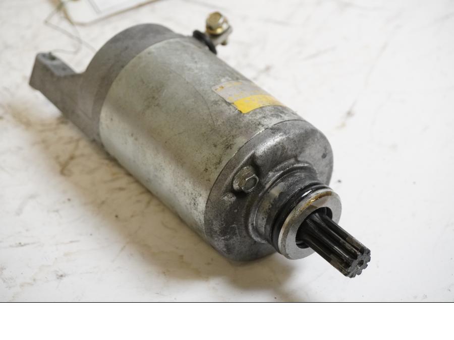 Framsidan på Startmotor från en Triumph Daytona 650 -2005 motorcykel.