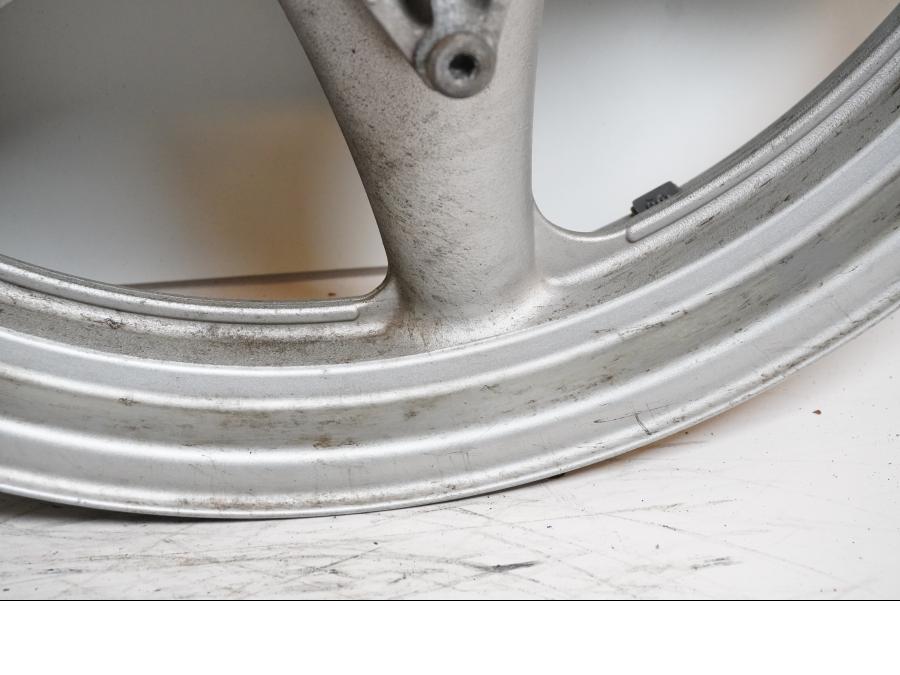 Höger sida på Fälg från en Suzuki GSX 1100 -1992 motorcykel.