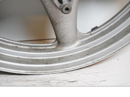 Höger sida på Fälg från en Suzuki GSX 1100 -1992 motorcykel.