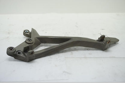 Framsidan på Fotpinnefäste från en Aprilia SL 750 Shiver -2008 motorcykel.