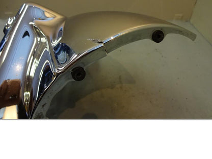 Baksidan på Strålkastarhus från en H-D Touring Road King Custom FLHRSI -2004 motorcykel.