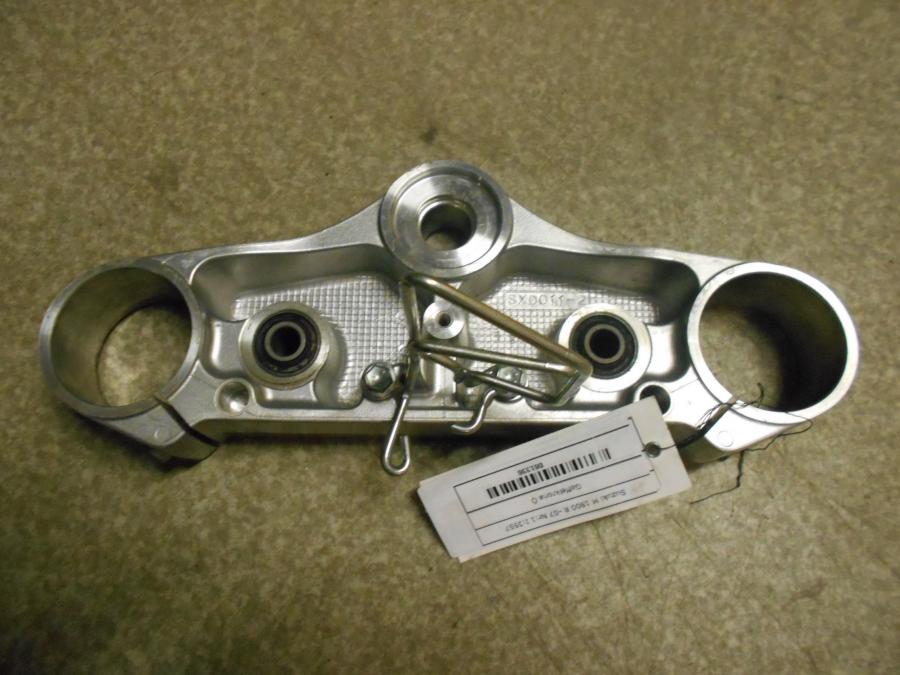 Framsidan på Gaffelkrona från en Suzuki M 1800 -2007 motorcykel.